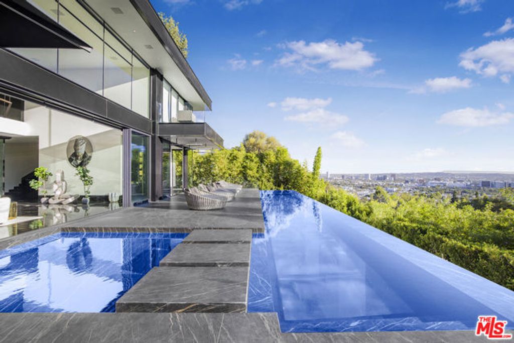 1369 Londonderry Place, West Hollywood, CA 90069