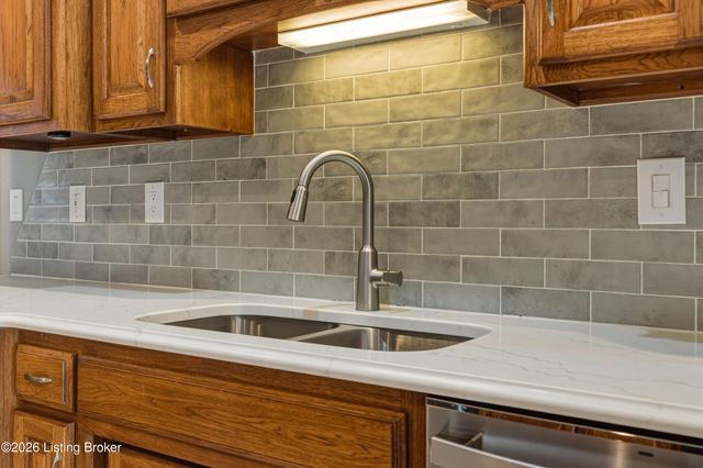 7701 Kendrick Crossing Ln, Louisville, KY 40291