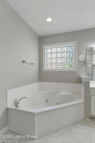 7701 Kendrick Crossing Ln, Louisville, KY 40291