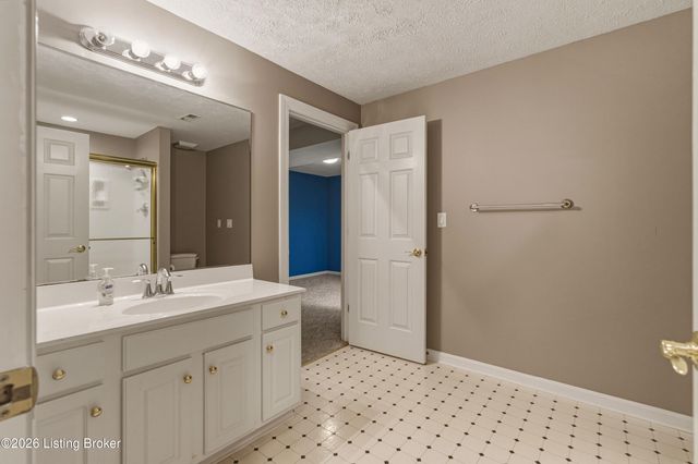 7701 Kendrick Crossing Ln, Louisville, KY 40291