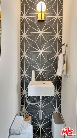 9009 Lloyd Place, West Hollywood, CA 90069