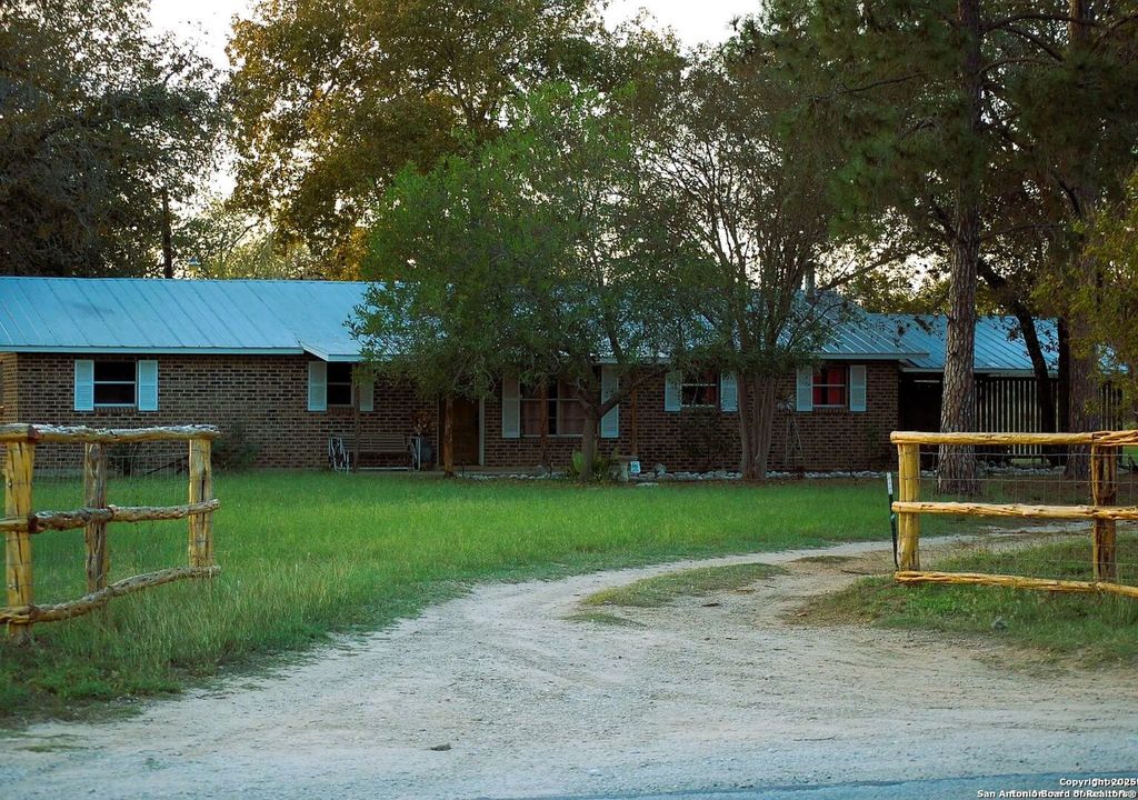 1380 County Road 6723, Natalia, TX 78059