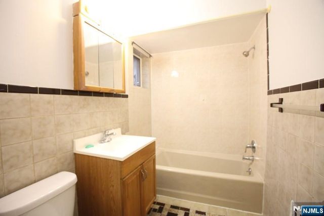 210 Day Avenue, Cliffside Park, NJ 07010