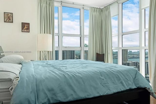 950 Brickell Bay Dr 3710, Miami, FL 33131