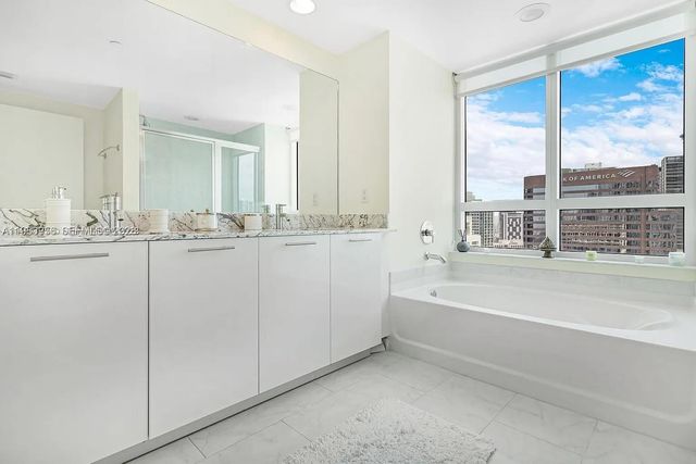 950 Brickell Bay Dr 3710, Miami, FL 33131