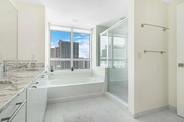 950 Brickell Bay Dr 3710, Miami, FL 33131