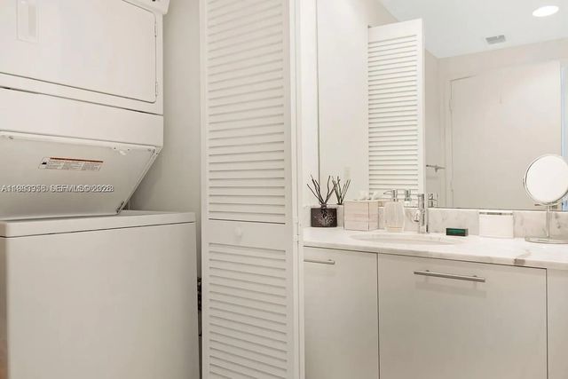 950 Brickell Bay Dr 3710, Miami, FL 33131