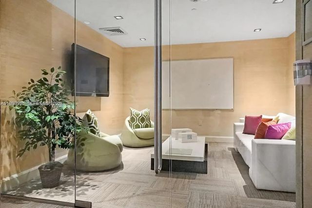 950 Brickell Bay Dr 3710, Miami, FL 33131