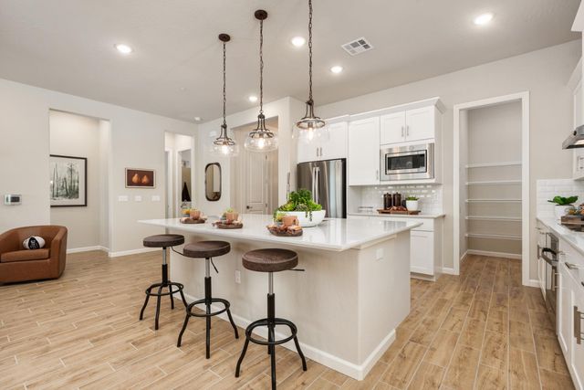 675 Solar Lane, Clovis, CA 93619