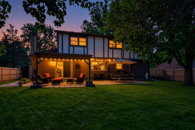 229 N Whispering Hills Drive, Naperville, IL 60540
