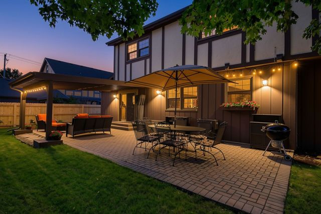 229 N Whispering Hills Drive, Naperville, IL 60540