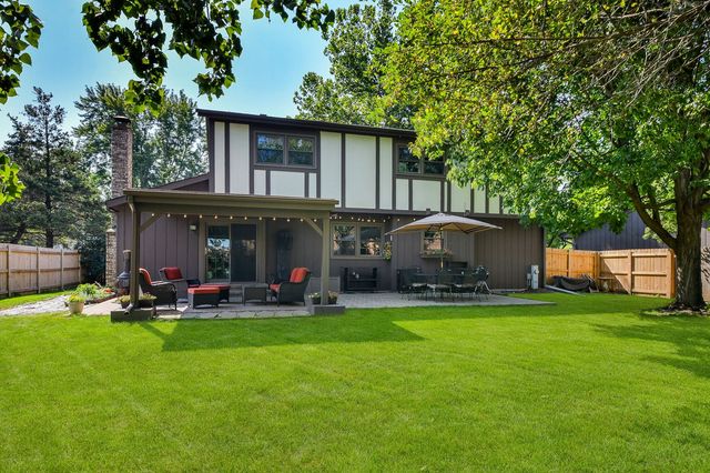 229 N Whispering Hills Drive, Naperville, IL 60540