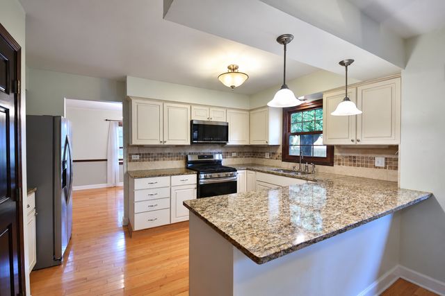 229 N Whispering Hills Drive, Naperville, IL 60540