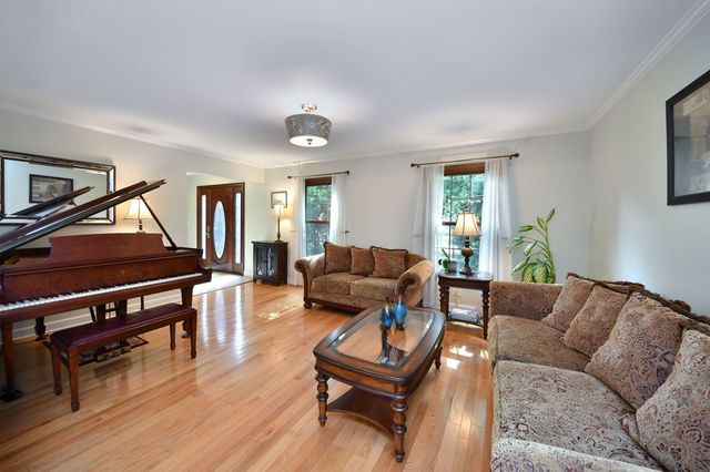 229 N Whispering Hills Drive, Naperville, IL 60540
