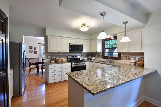 229 N Whispering Hills Drive, Naperville, IL 60540