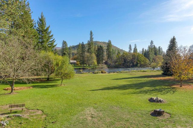 7266 Rogue River Drive, Shady Cove, OR 97539