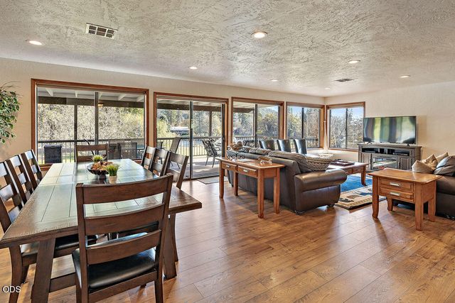 7266 Rogue River Drive, Shady Cove, OR 97539