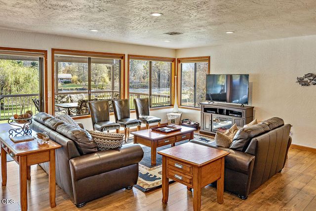 7266 Rogue River Drive, Shady Cove, OR 97539
