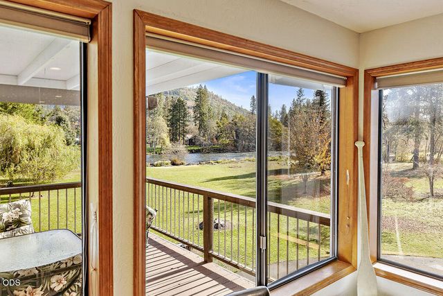 7266 Rogue River Drive, Shady Cove, OR 97539