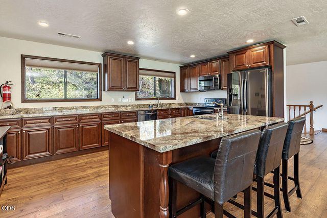 7266 Rogue River Drive, Shady Cove, OR 97539