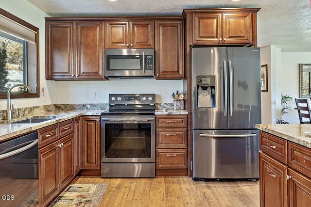 7266 Rogue River Drive, Shady Cove, OR 97539