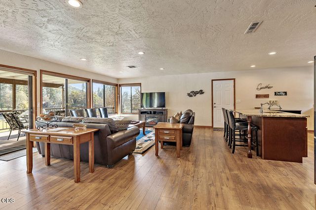 7266 Rogue River Drive, Shady Cove, OR 97539