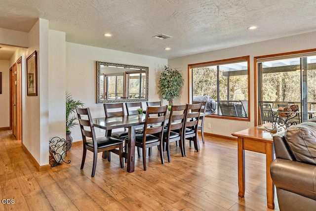 7266 Rogue River Drive, Shady Cove, OR 97539