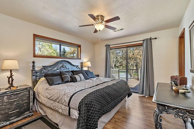 7266 Rogue River Drive, Shady Cove, OR 97539