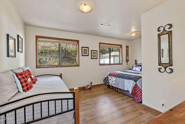 7266 Rogue River Drive, Shady Cove, OR 97539