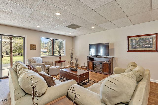 7266 Rogue River Drive, Shady Cove, OR 97539