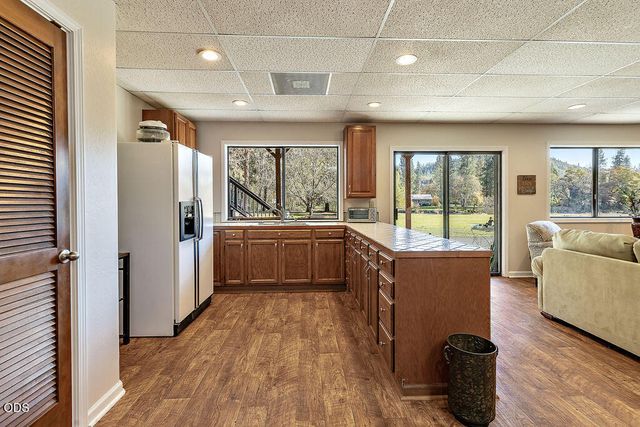 7266 Rogue River Drive, Shady Cove, OR 97539