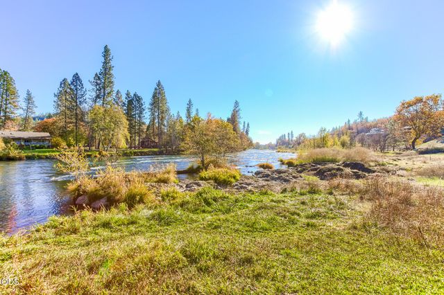 7266 Rogue River Drive, Shady Cove, OR 97539