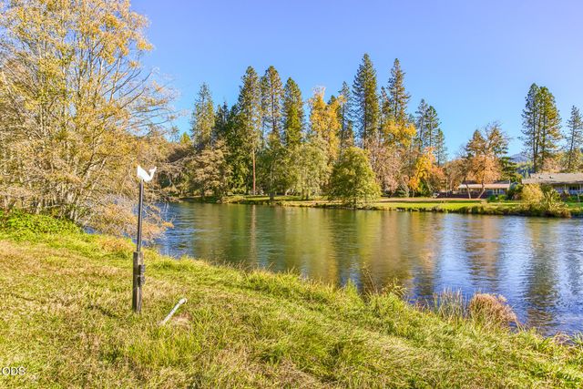 7266 Rogue River Drive, Shady Cove, OR 97539