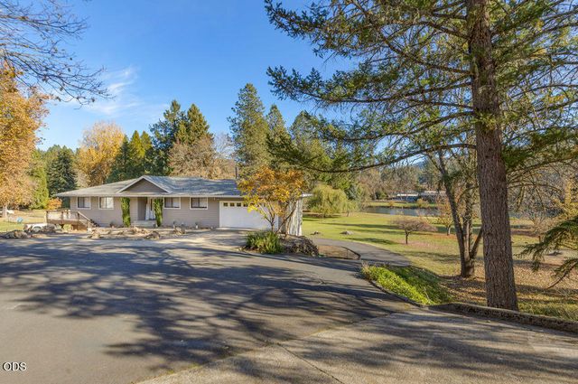 7266 Rogue River Drive, Shady Cove, OR 97539