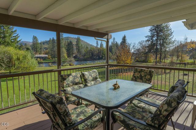 7266 Rogue River Drive, Shady Cove, OR 97539