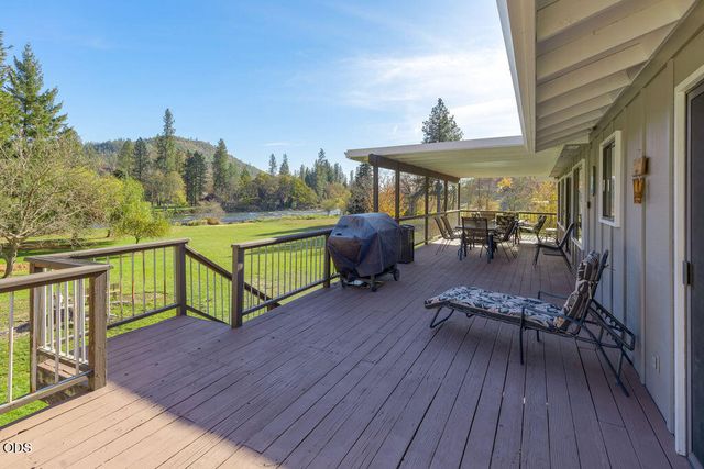 7266 Rogue River Drive, Shady Cove, OR 97539