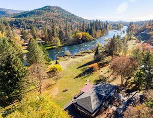 7266 Rogue River Drive, Shady Cove, OR 97539