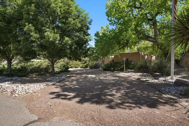 2425 Dietz Farm Road NW, Los Ranchos, NM 87107