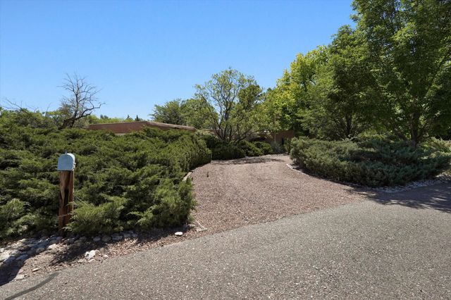 2425 Dietz Farm Road NW, Los Ranchos, NM 87107