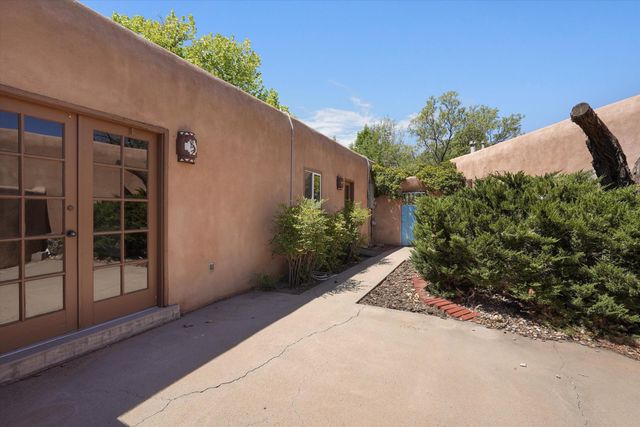 2425 Dietz Farm Road NW, Los Ranchos, NM 87107