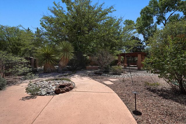 2425 Dietz Farm Road NW, Los Ranchos, NM 87107
