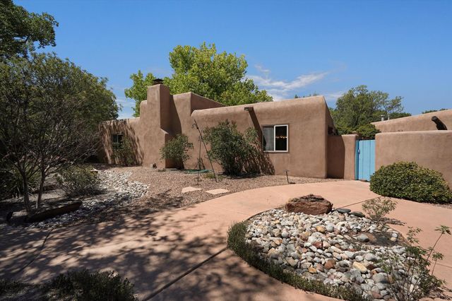 2425 Dietz Farm Road NW, Los Ranchos, NM 87107