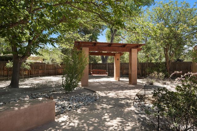 2425 Dietz Farm Road NW, Los Ranchos, NM 87107