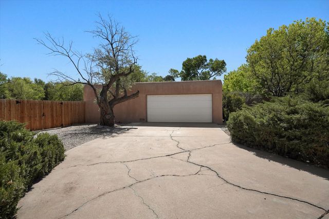 2425 Dietz Farm Road NW, Los Ranchos, NM 87107