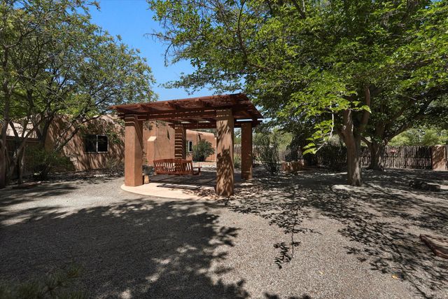 2425 Dietz Farm Road NW, Los Ranchos, NM 87107