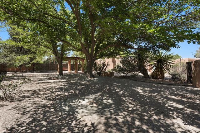 2425 Dietz Farm Road NW, Los Ranchos, NM 87107