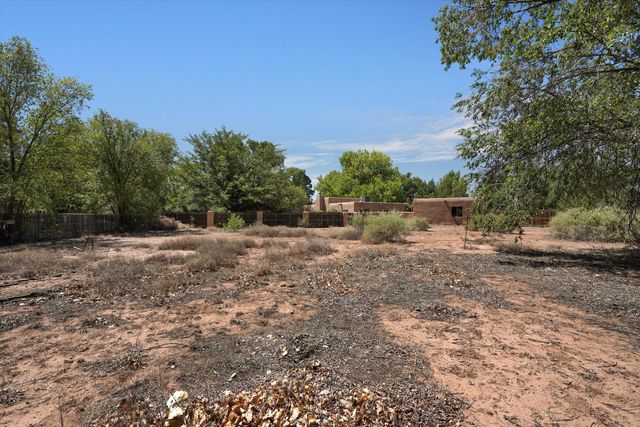 2425 Dietz Farm Road NW, Los Ranchos, NM 87107
