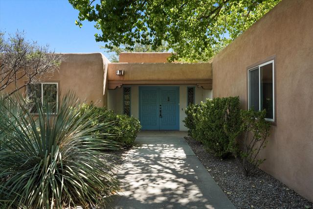 2425 Dietz Farm Road NW, Los Ranchos, NM 87107