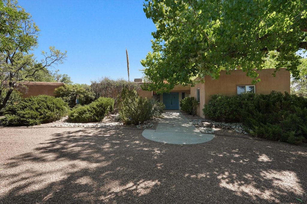2425 Dietz Farm Road NW, Los Ranchos, NM 87107