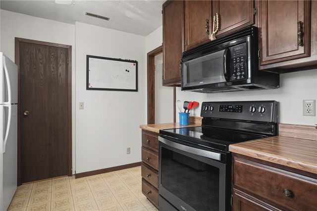 4019 Summerfield Ln NE D, Cedar Rapids, IA 52402